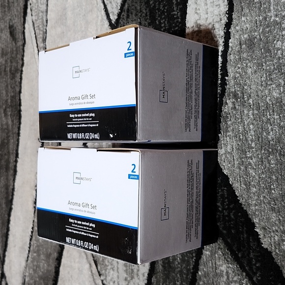 MAINSTAYS PLUG-IN SWIVEL DIFFUSER AROMA GIFT SETS RED TRUCK & PINE TREES - Picture 4 of 13